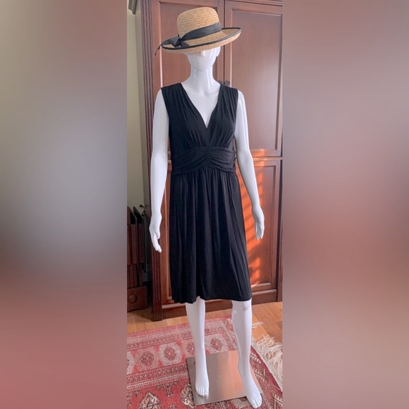 Soft light Black V neck dress at knee length nice pleads below bustier Size XL - Picture 2 of 13